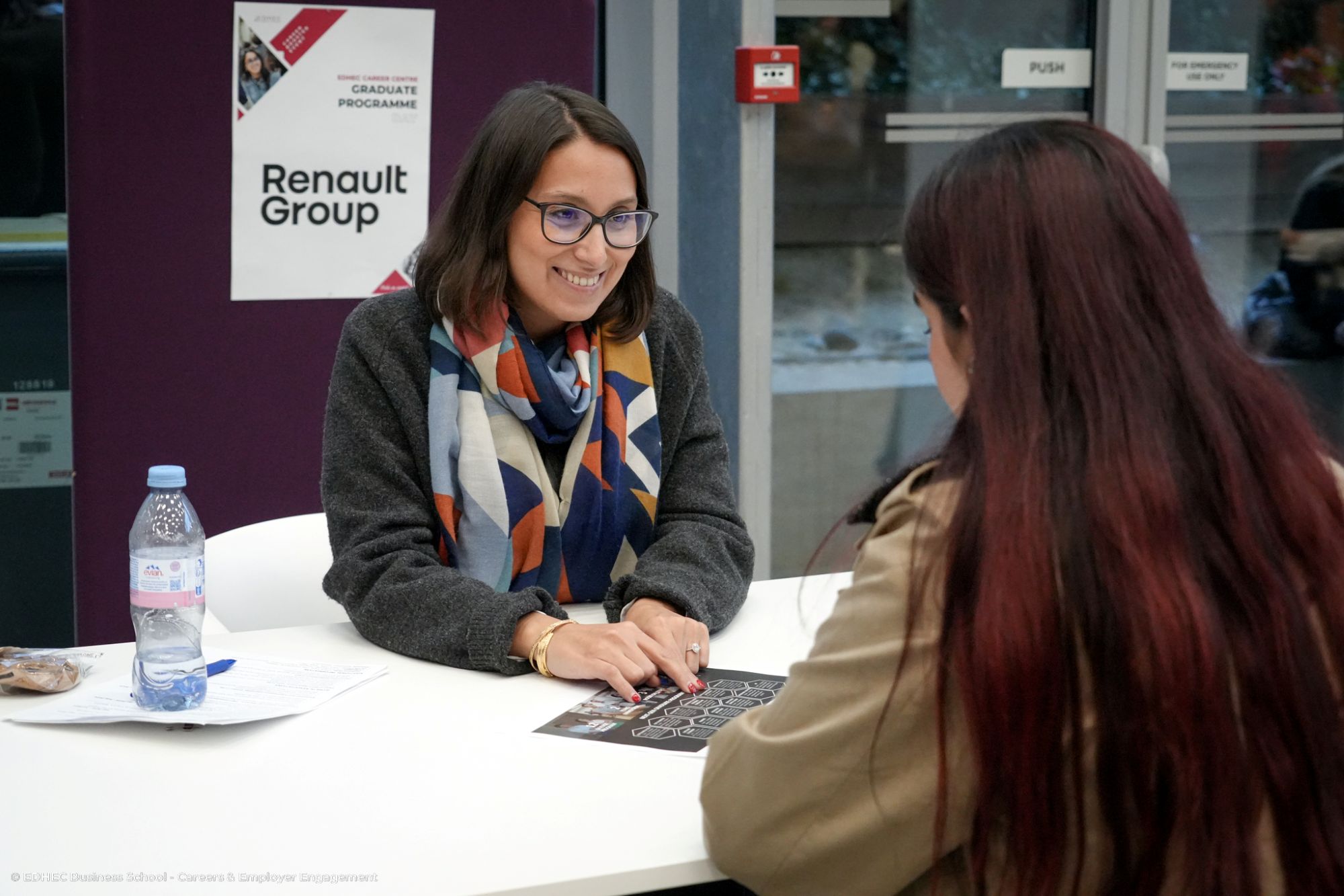 étudiante discutant avec une recruteuse