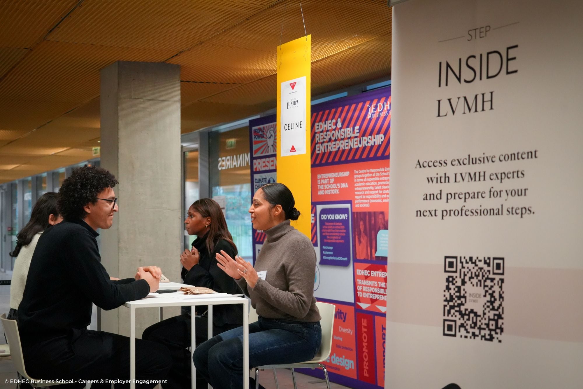 étudiant discutant avec une recruteuse