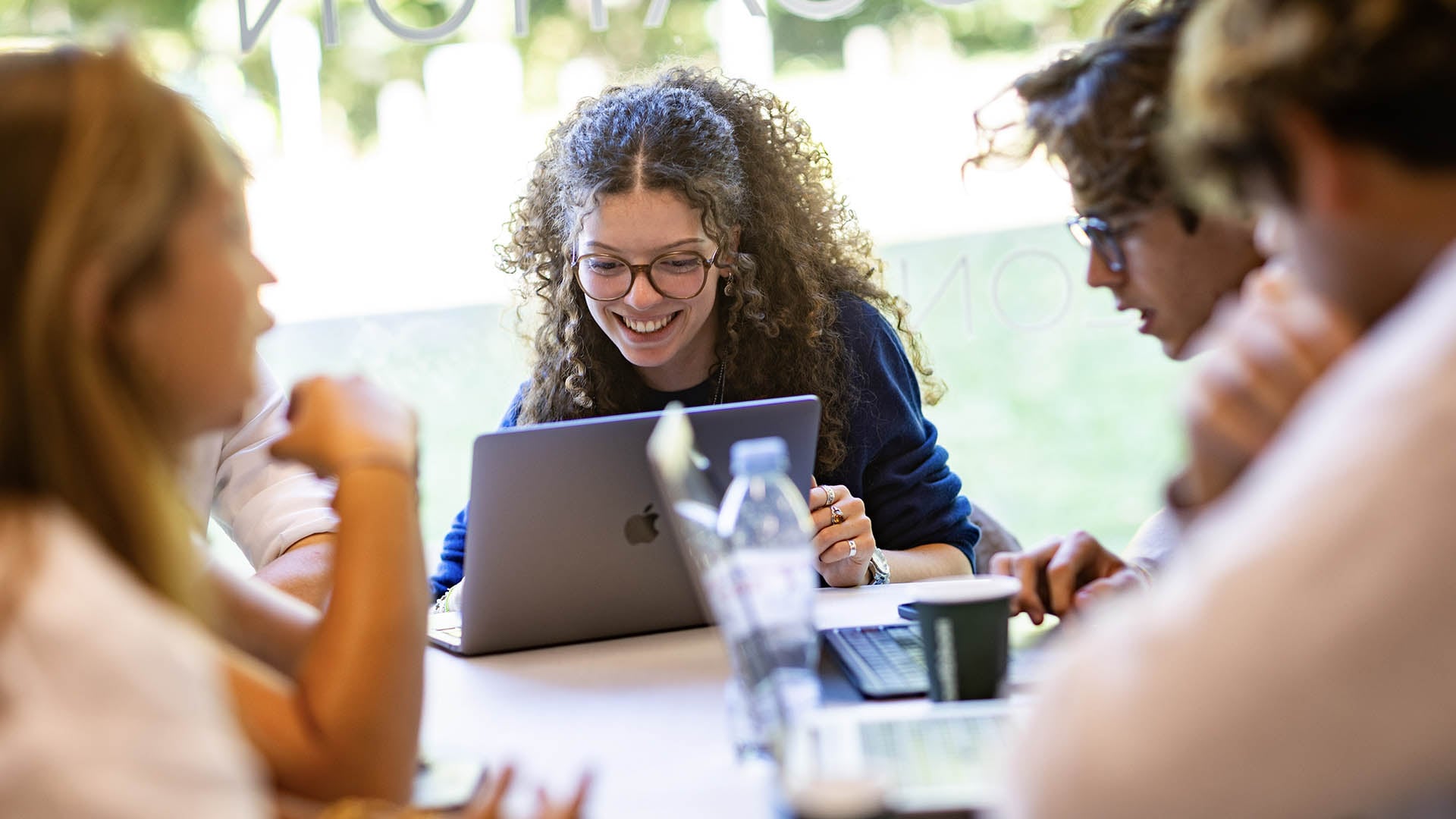 Étudiante sur le campus de Lille