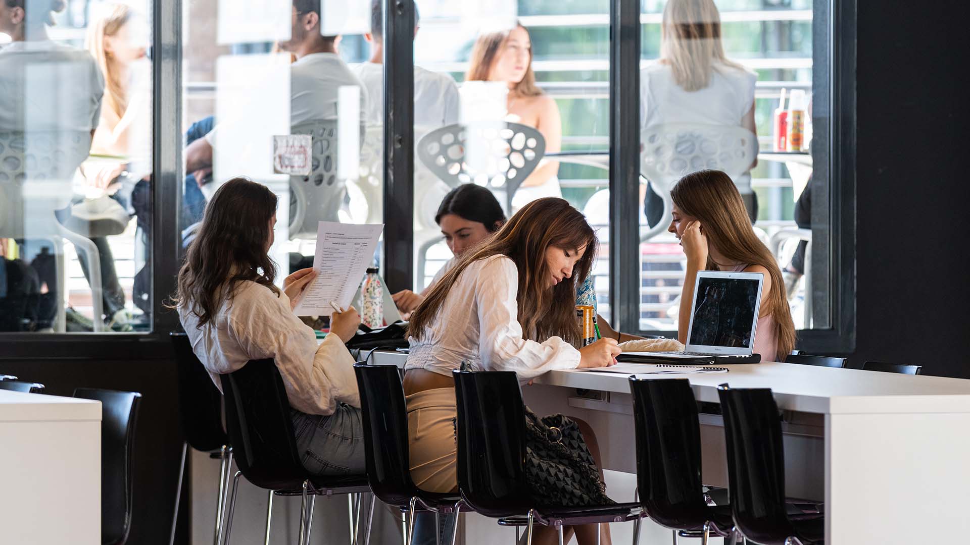 Étudiants sur le campus EDHEC de Nice