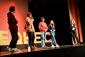 étudiants sur scène